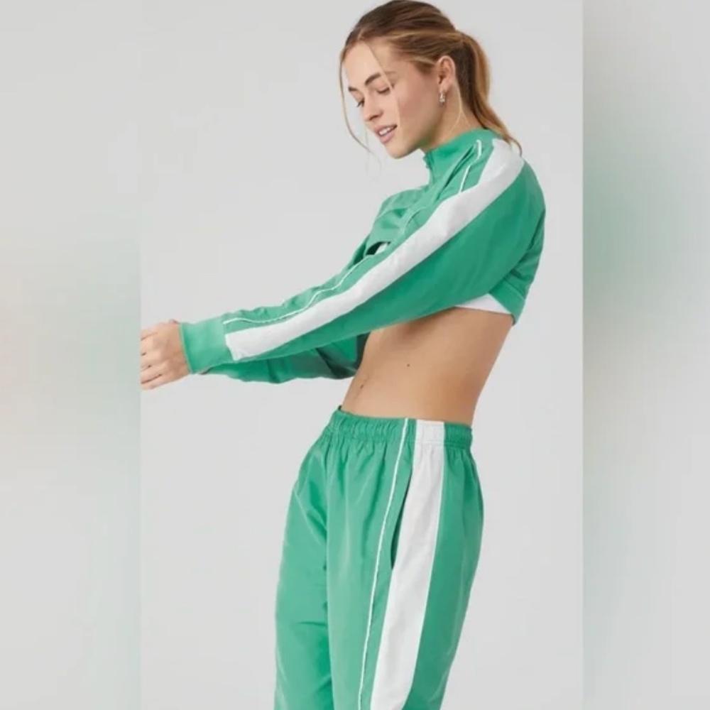 ALO  Racetrack Shrug XS Lettuce - Picture 3 of 3
